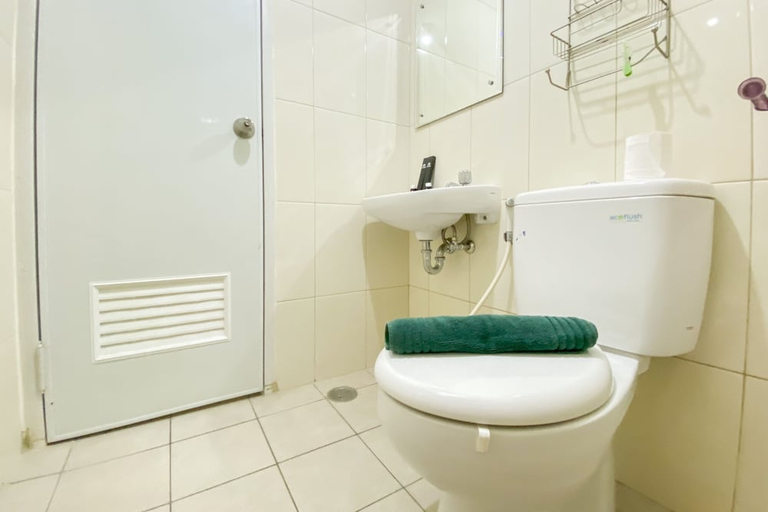 Bathroom 2, Modern And Homey 2Br At Springlake Summarecon Bekasi Apartment, Bekasi