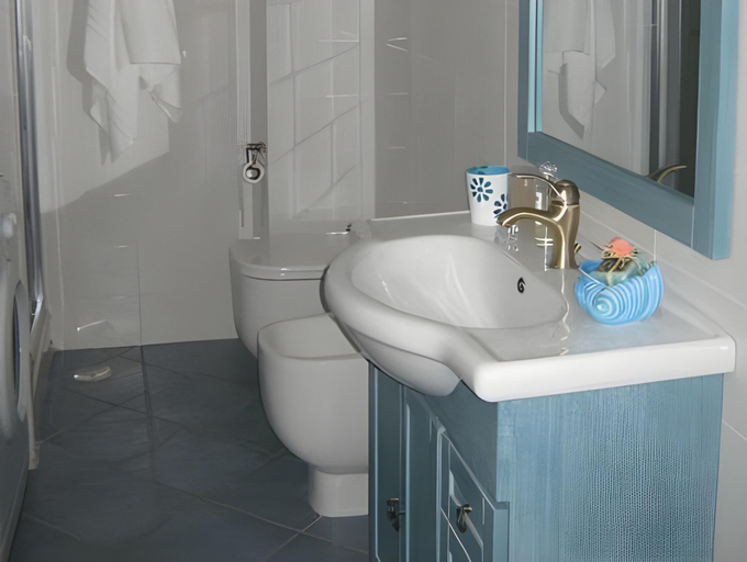 Bathroom 3, Le Calette, Latina