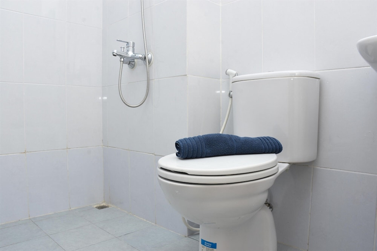 Bathroom 3, Comfort Studio At Patraland Urbano Apartment, Bekasi