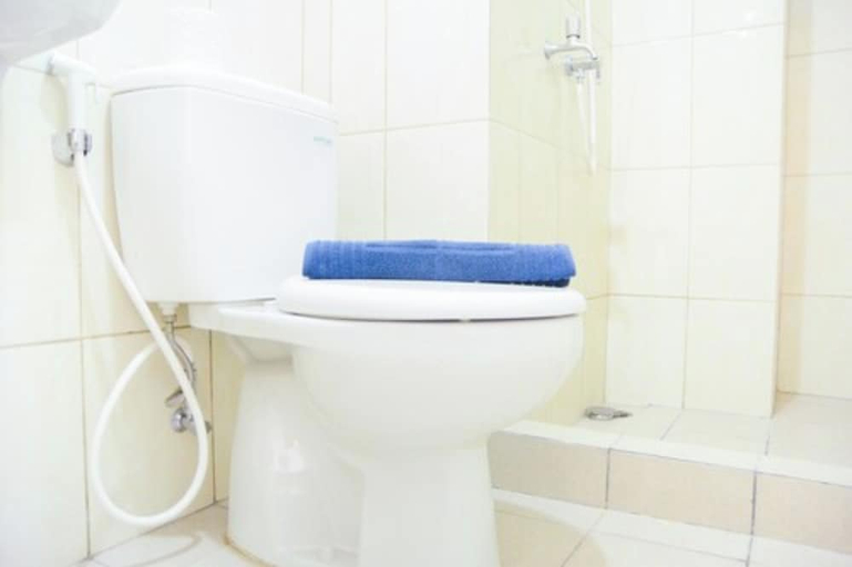 Bathroom 3, Comfortable 2BR Springlake Summarecon Apartment, Bekasi