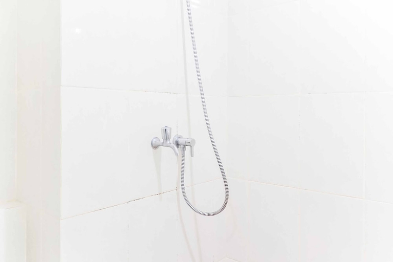 Bathroom 3, コンフォータブル スプリングレイク スマレコン スタジオ アパートメント ニア モール, Bekasi