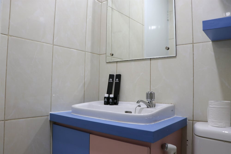Bathroom 5, Comfort And Cozy 2Br At Springlake Summarecon Bekasi Apartment, Bekasi
