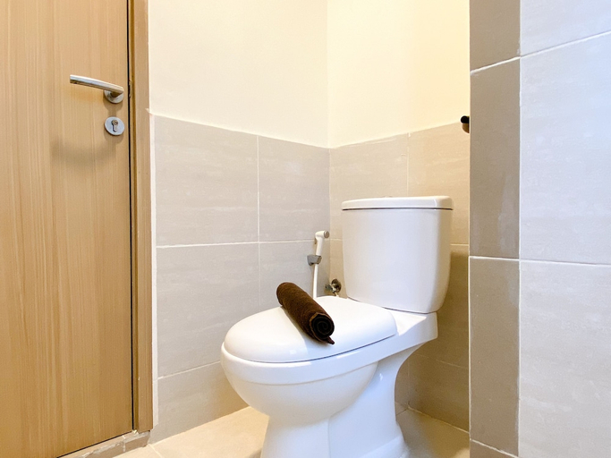 Bathroom 2, Spacious And Homey 2Br At Meikarta Apartment, Cikarang
