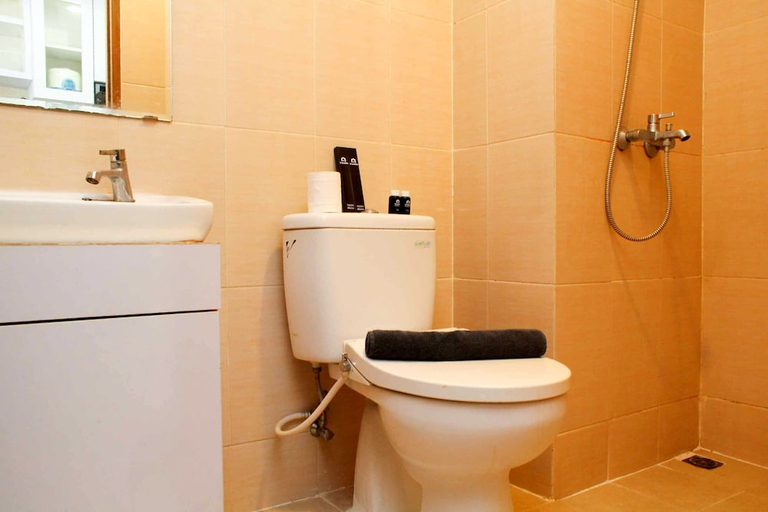 Bathroom, Homey and Tidy Studio at The Oasis Apartment, Cikarang