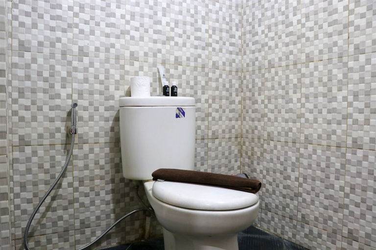 Bathroom 3, Spacious Studio At Gateway Ahmad Yani Cicadas Apartment, Bandung