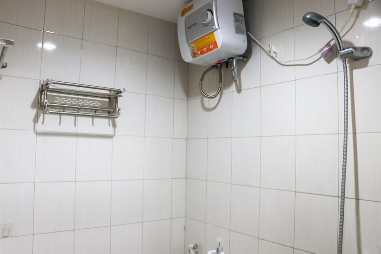 Bathroom 2, Cozy 2Br At Mekarwangi Square Cibaduyut Apartment, Bandung