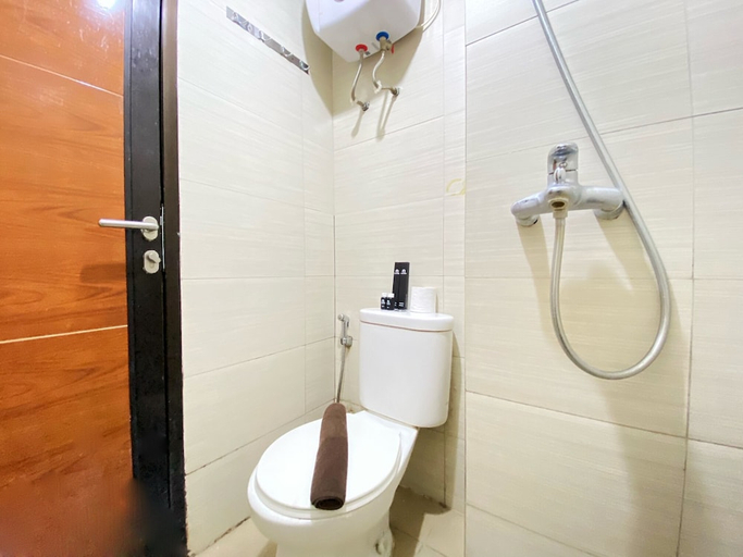 Bathroom 3, Homey And Cozy 2Br At Gateway Pasteur Apartment, Bandung