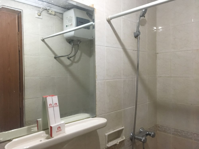 Bathroom 2, Cozy 2BR Apartment At Majesty Near Maranatha University, Bandung
