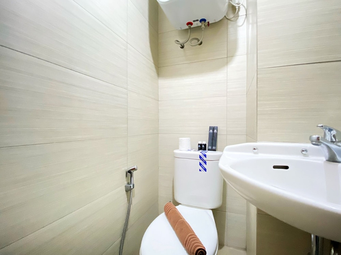 Bathroom 3, Good Choice Studio Room At Gateway Pasteur Apartment, Bandung