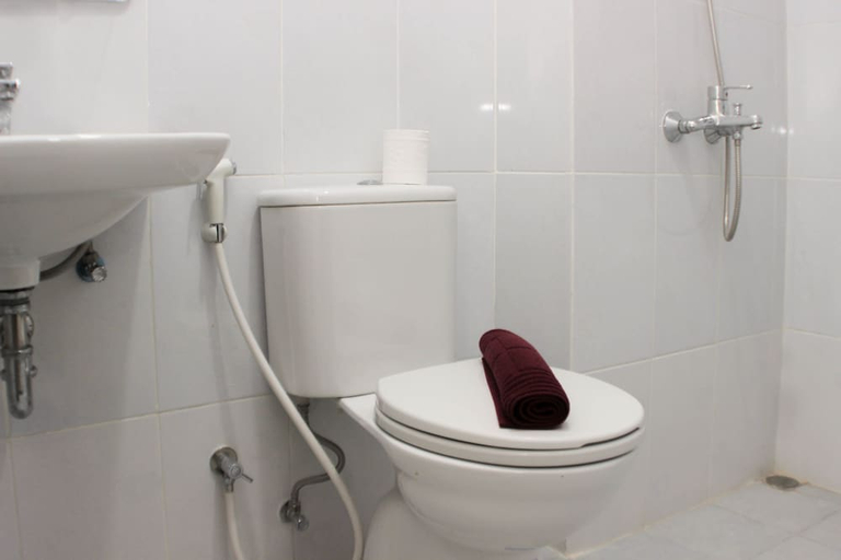 Bathroom 3, Homey And Cozy Stay Studio Apartment At Patraland Urbano, Bekasi