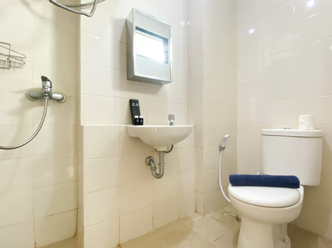 Bathroom 2, Basic 2BR At Lagoon Bekasi Town Square Apartment, Bekasi