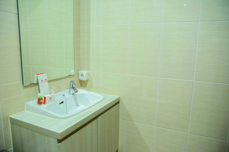 Bathroom 2, Sophisticated Studio at The Oasis Apartment, Cikarang