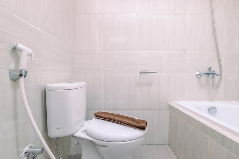 Bathroom 2, Homey And Comfort Stay 1Br Vasanta Innopark Apartment, Cikarang