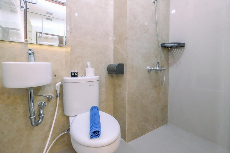 Bathroom 2, Modern Living And Nice Studio At Transpark Cibubur Apartment, Depok