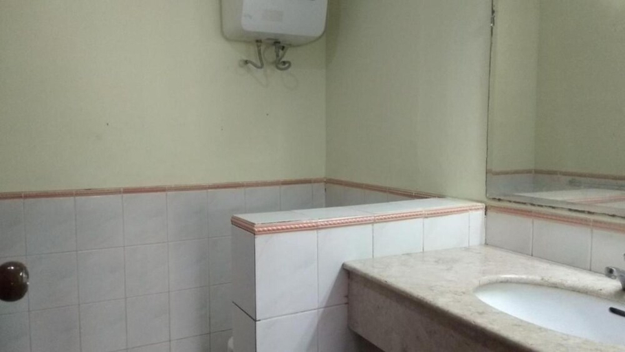Bathroom, Kondominium Pantai Carita Selatan, Serang