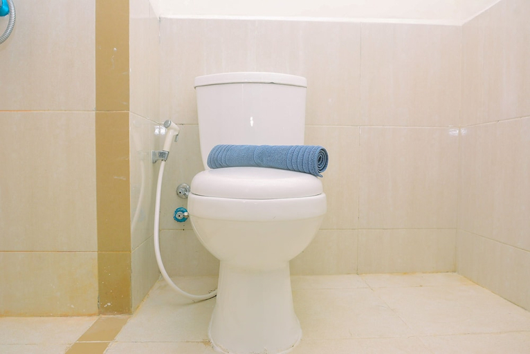 Bathroom 3, Comfortable 2BR at Meikarta Apartment, Cikarang