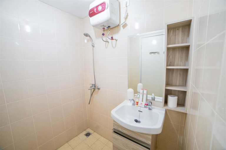 Bathroom 2, Modern Apartment Near Cihampelas at Parahyangan Residence, Bandung