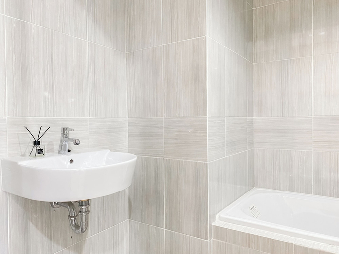 Bathroom 2, Good And Restful 1Br Vasanta Innopark Apartment, Cikarang