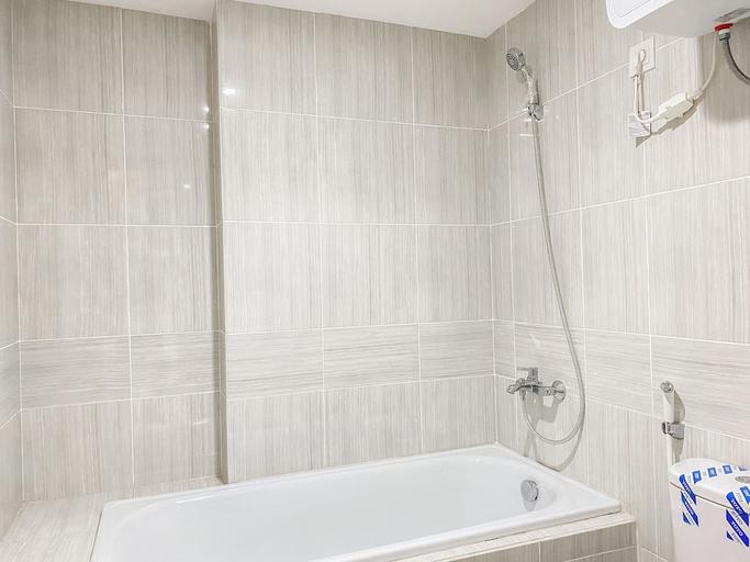 Bathroom 2, Big And Comfy Studio At Vasanta Innopark Apartment, Cikarang