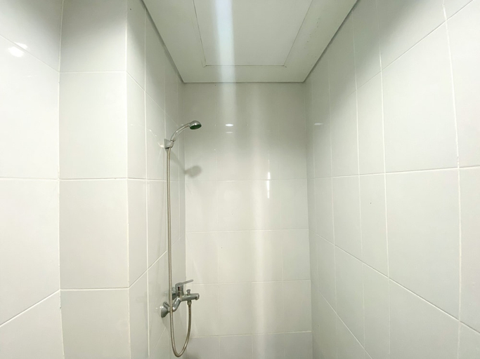 Bathroom 4, Luxury And Minimalist Studio At Patraland Urbano Apartment, Bekasi