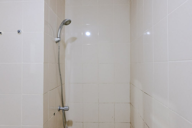 Bathroom 2, Homey 2Br Apartment At Parahyangan Residence, Bandung