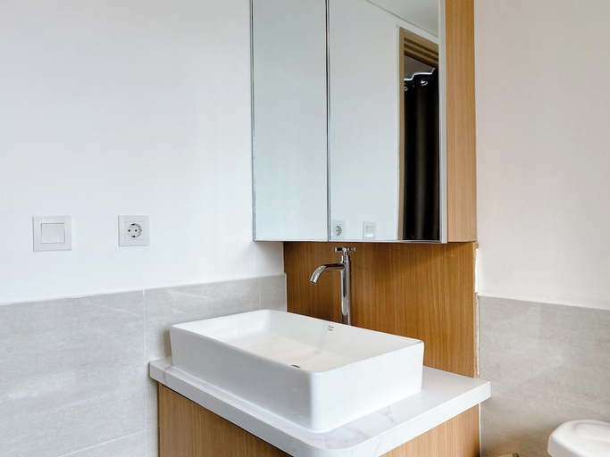 Bathroom 3, Spacious And Homey 2Br With Work Space At Meikarta Apartment, Cikarang