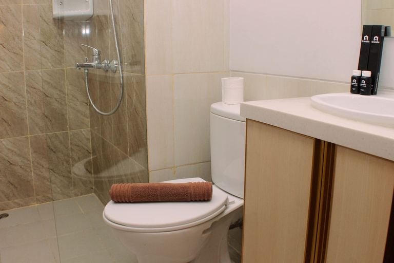 Bathroom 5, Pleasurable 2BR Transpark Juanda Apartment By Travelio, Bekasi