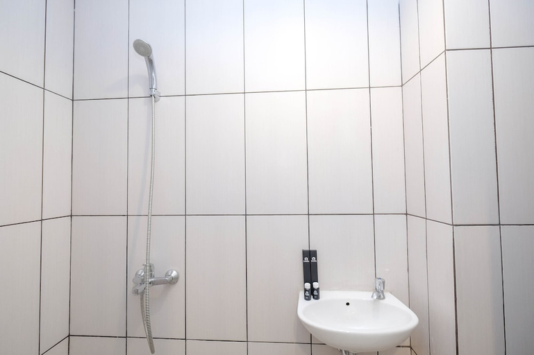 Bathroom 2, Comfort Living Studio At Grand Kamala Lagoon Apartment, Bekasi