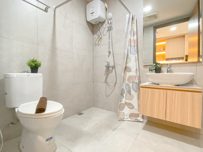 Bathroom 5, Cozy and Modern Studio Room Apartment Pollux Chadstone By Travelio, Cikarang