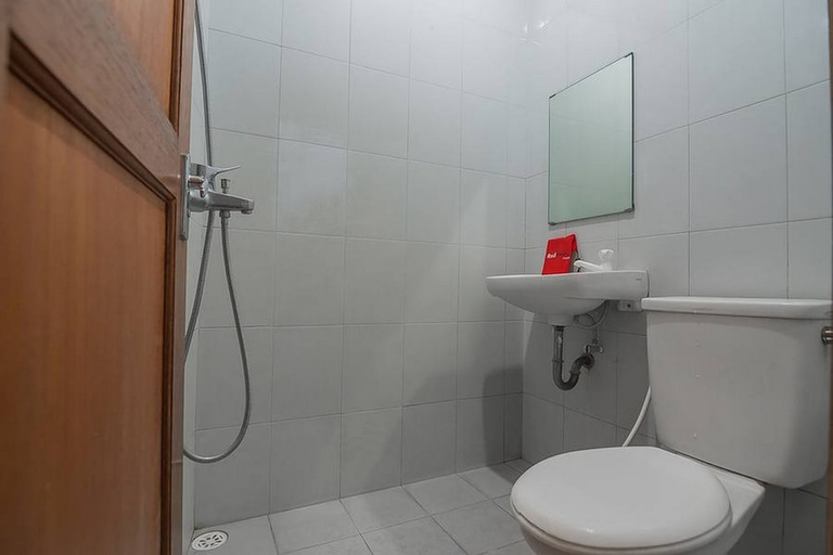 Bathroom, RedDoorz near Setrasari Mall, Bandung