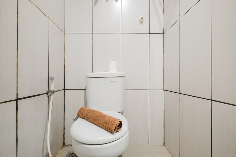 Bathroom 2, Simply Studio @ Grand Kamala Lagoon Apartment, Bekasi