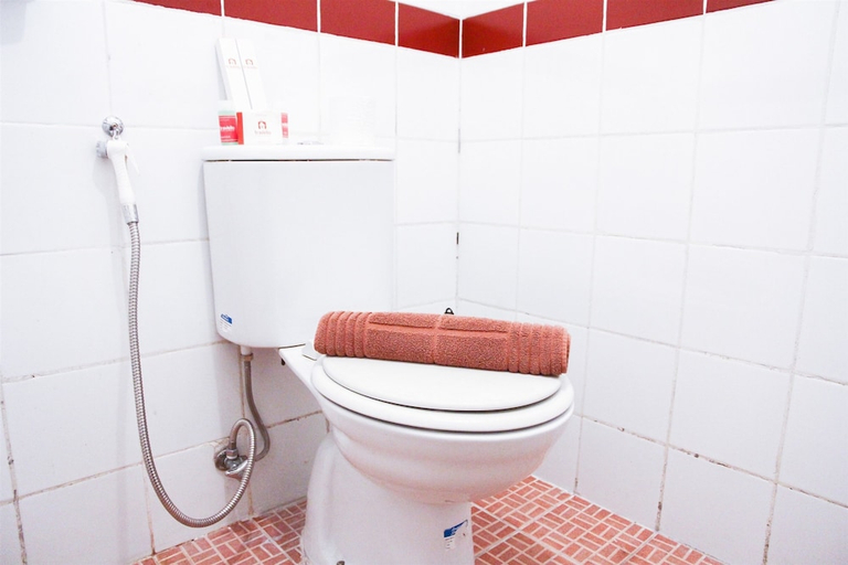 Bathroom 3, Pool View 2BR Mutiara Bekasi Apartment, Bekasi