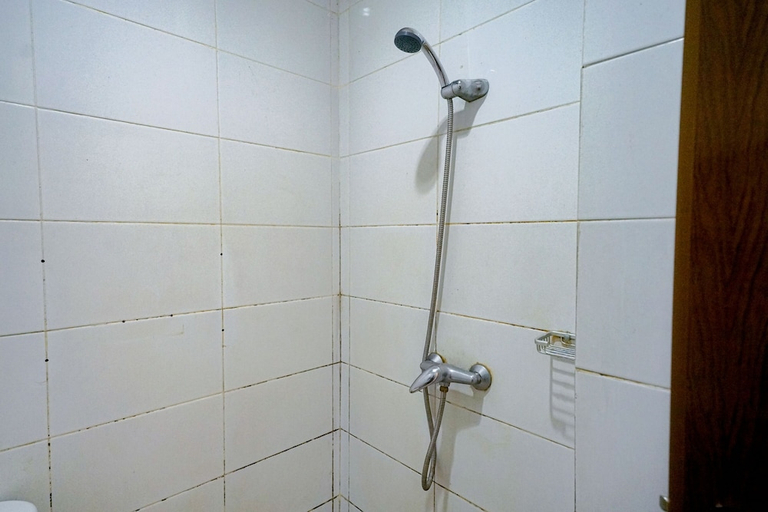 Bathroom 3, RedDoorz Near Braga Street, Bandung