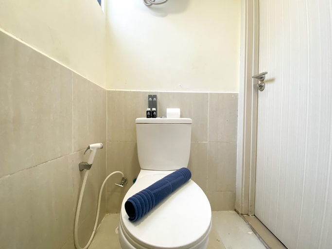 Bathroom 2, Simply Look And Enjoy Living Studio At Meikarta Apartment, Cikarang