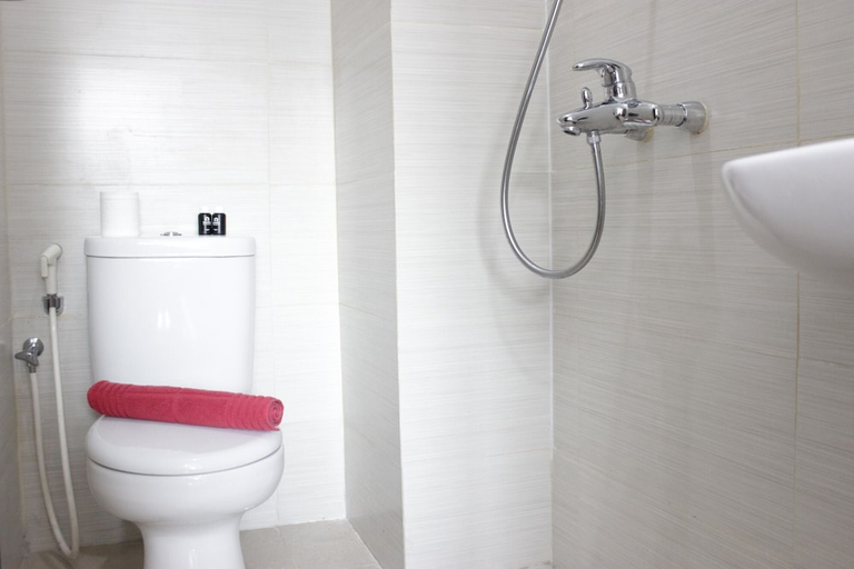 Bathroom 4, Simply Homey Studio at Gateway Pasteur Apartment near Exit Toll, Bandung