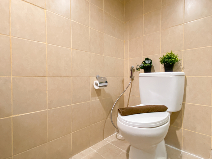 Bathroom 4, Spacious 1BR at Marina Ancol Apartment By Travelio, North Jakarta