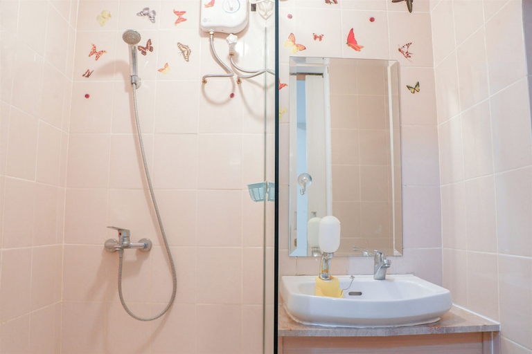 Bathroom 5, Minimalist 1Br Apartment Parahyangan Residence, Bandung