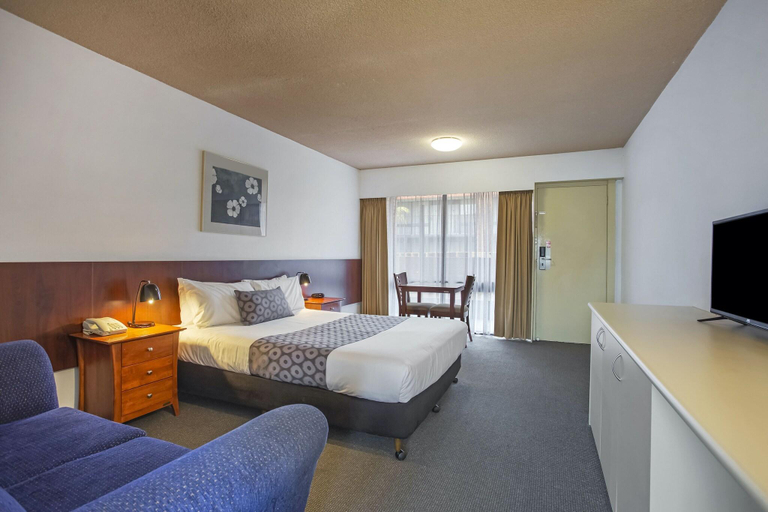 Bedroom 2, Central Court Motel, Warrnambool