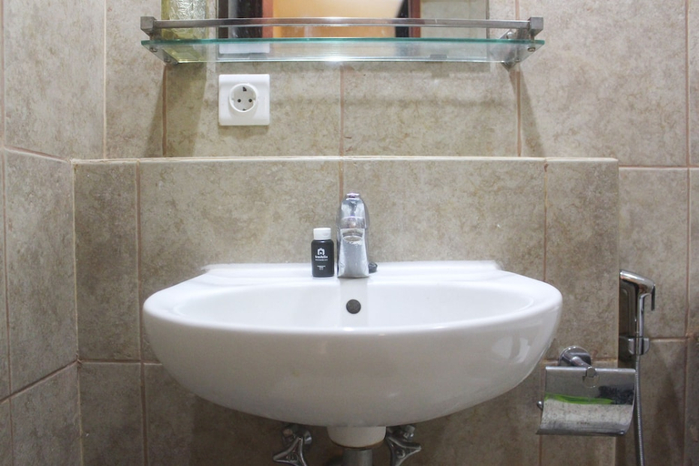 Bathroom 2, Warm 1Br Apartment (No Kitchen) At Marbella Suites Dago Pakar Bandung, Bandung