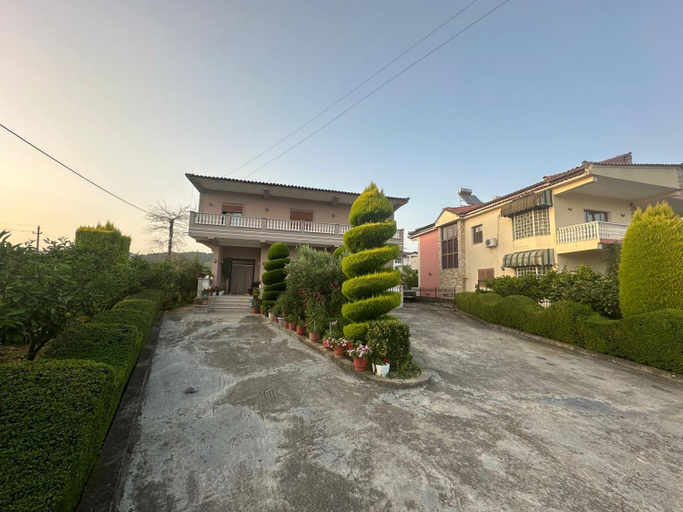 Others 3, Guest House Enea, Beratit