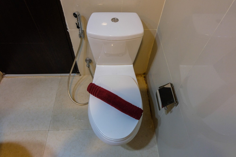Bathroom 3, Best Price Studio Apartment at Atria Residence near Mall, Tangerang