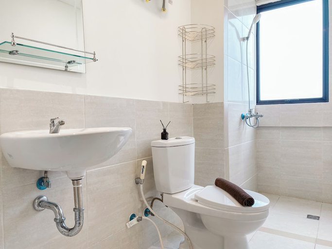 Bathroom 2, Good Place And Elegant 3Br Meikarta Apartment, Cikarang