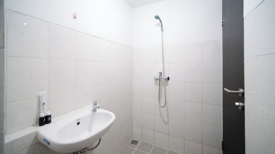 Bathroom 5, Best Deal And Restful Studio Apartment Suncity Residence, Sidoarjo
