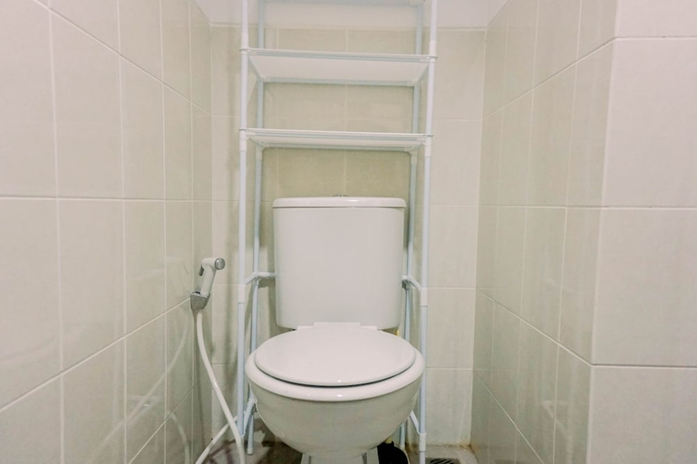Bathroom 4, Warm And Simply Look Studio Room Urbantown Serpong Apartment, Tangerang Selatan