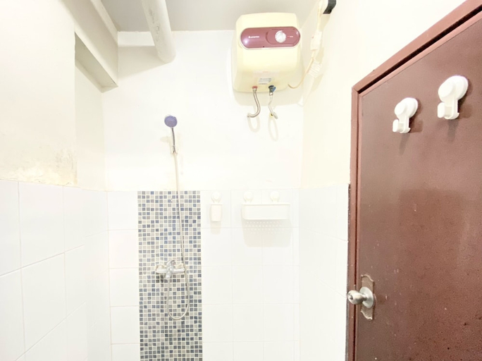 Bathroom 3, Nice 2Br Apartment At Gateway Ahmad Yani Cicadas, Bandung