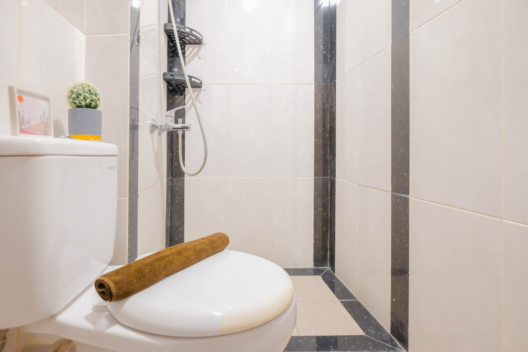 Bathroom 5, Chic Style Studio Apartment Grand Kamala Lagoon Bekasi By Travelio, Bekasi