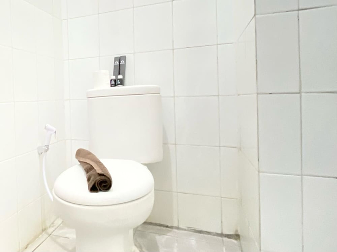 Bathroom 4, Nice 2Br Apartment At Gateway Ahmad Yani Cicadas, Bandung