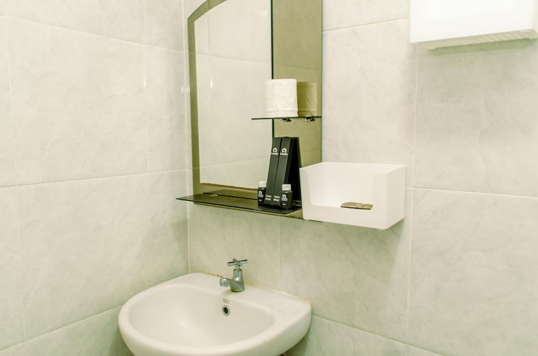 Bathroom 2, Comfort And Homey Studio At Parkland Avenue Apartment, Tangerang Selatan