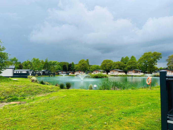 Others 5, Waterside Retreat With Hot Tub, East Riding of Yorkshire
