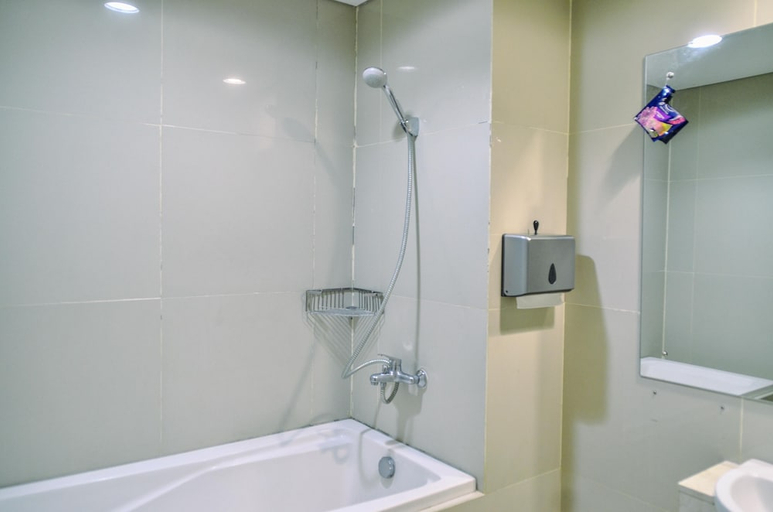 Bathroom 3, Nice and Cozy 2BR Apartment at Atria Residence, Tangerang